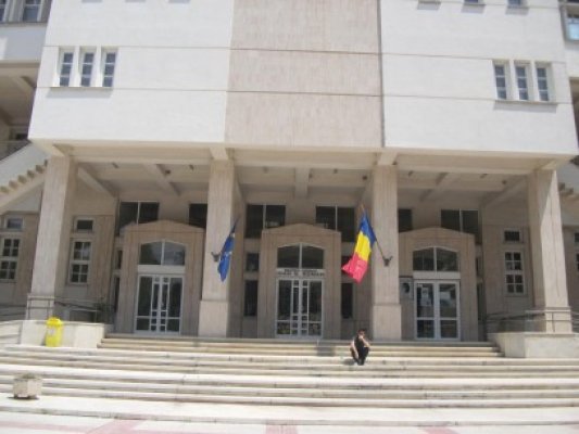Expoziţie dedicată primăverii la Biblioteca Judeţeană